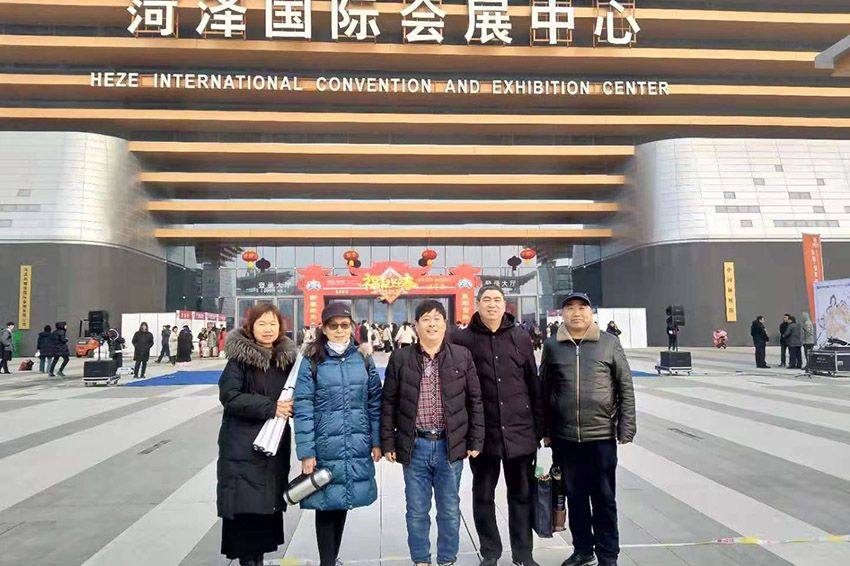 點(diǎn)擊查看詳細(xì)信息<br>標(biāo)題：菏澤國(guó)際會(huì)展中心留念 閱讀次數(shù)：4299