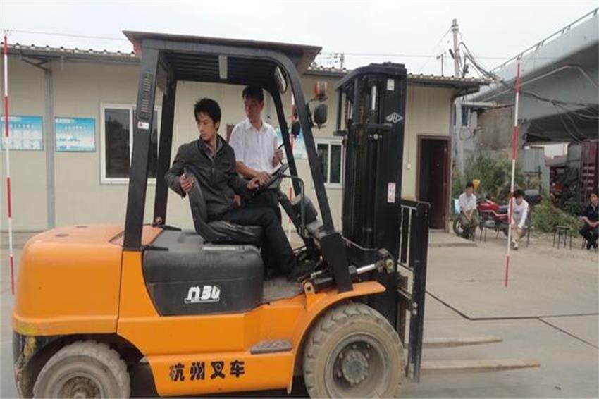 點(diǎn)擊查看詳細(xì)信息<br>標(biāo)題：學(xué)員培訓(xùn)中 閱讀次數(shù)：4020